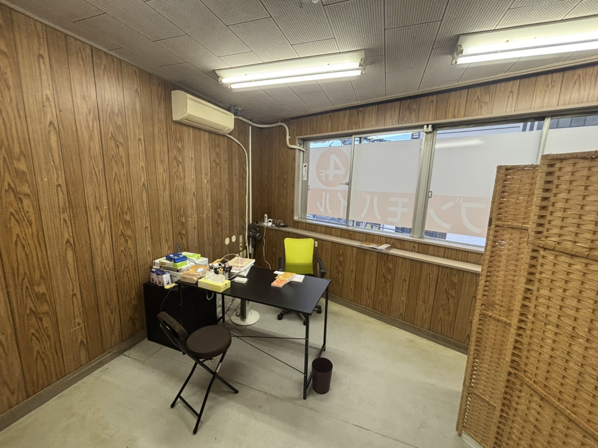 小田原駅前店内観